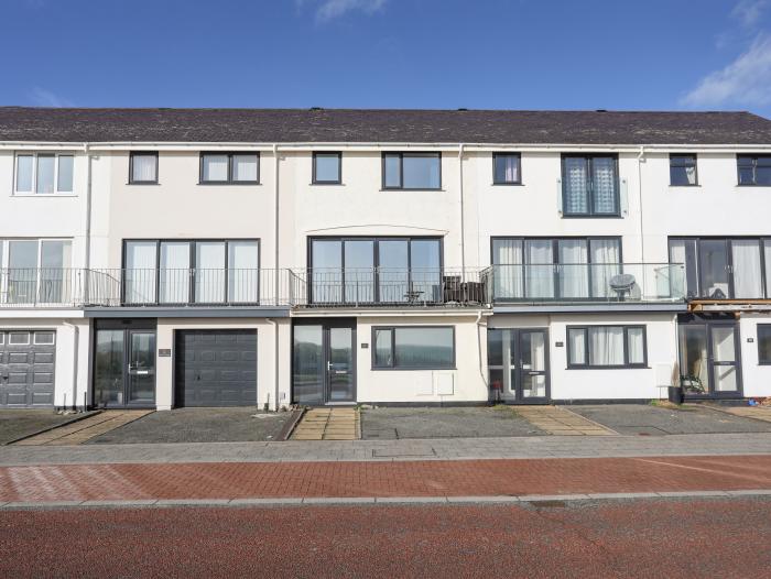 21 Min Y Mor, Pwllheli, Gwynedd. Near the Llyn AONB. Close to amenities and a beach. Private balcony