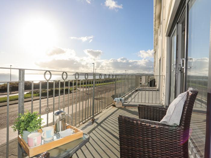 21 Min Y Mor, Pwllheli, Gwynedd. Near the Llyn AONB. Close to amenities and a beach. Private balcony