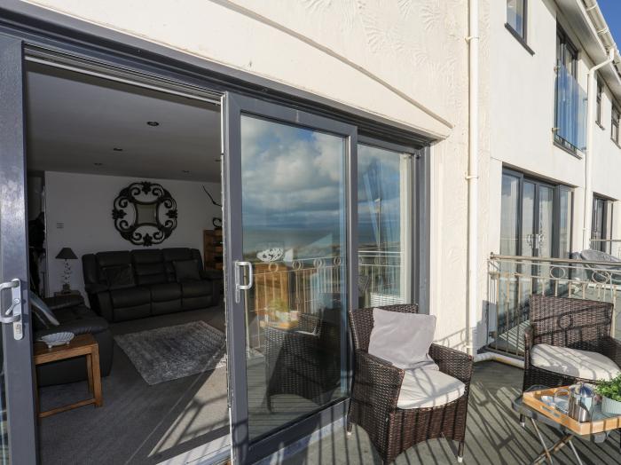 21 Min Y Mor, Pwllheli, Gwynedd. Near the Llyn AONB. Close to amenities and a beach. Private balcony