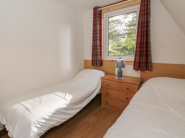 27 Invergarry Lodges is near Invergarry, in Highland. Three-bedroom lodge enjoying loch views. Rural