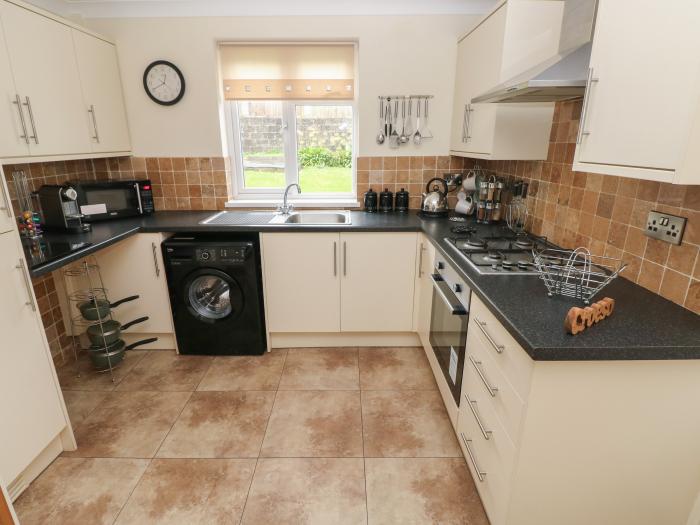 Highmead in Burry Port, Carmarthenshire. Situated near a shop, pub and beach. Pet-friendly. Smart TV