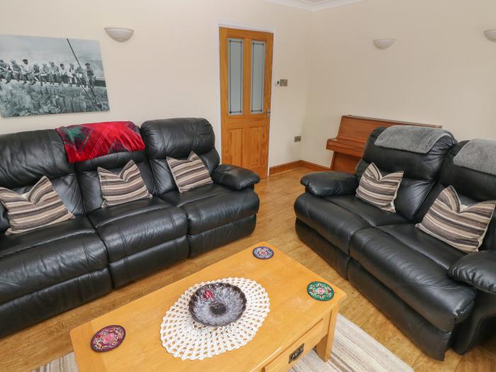 Highmead in Burry Port, Carmarthenshire. Situated near a shop, pub and beach. Pet-friendly. Smart TV