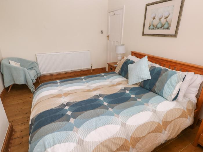 Highmead in Burry Port, Carmarthenshire. Situated near a shop, pub and beach. Pet-friendly. Smart TV