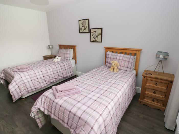 Llygad Y Lleuad (Moon) in Burry Port, Carmarthenshire. Dog-friendly. Close to amenities and a beach.