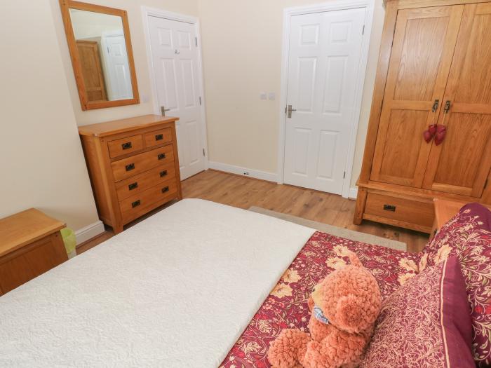 Llygad Yr Haul (Sun) is in Burry Port, Carmarthenshire. Dog-friendly. Close to amenities and a beach