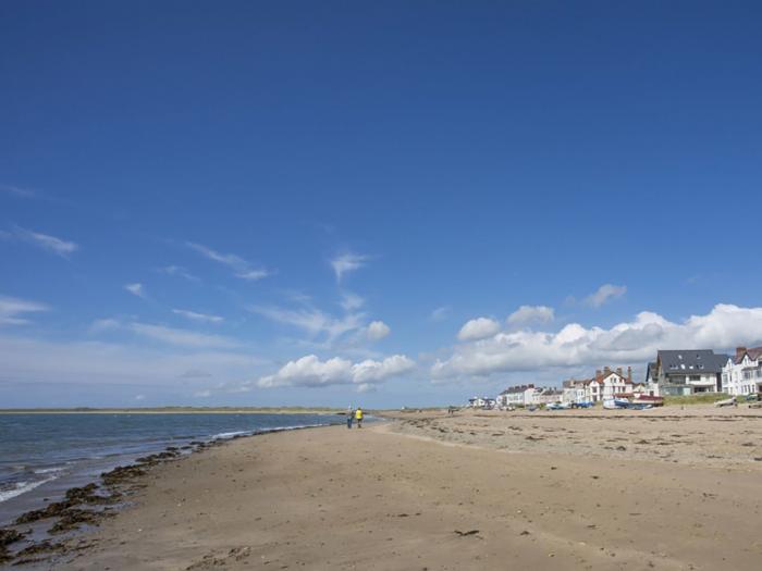 Brookfield, Rhosneigr, Anglesey. Smart TV. Close to local amenities. Off-road parking. Near a beach.