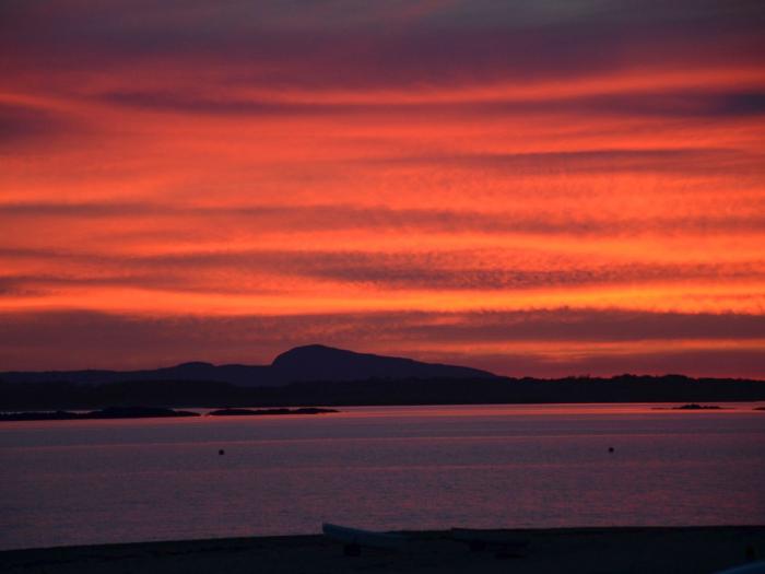 Brookfield, Rhosneigr, Anglesey. Smart TV. Close to local amenities. Off-road parking. Near a beach.