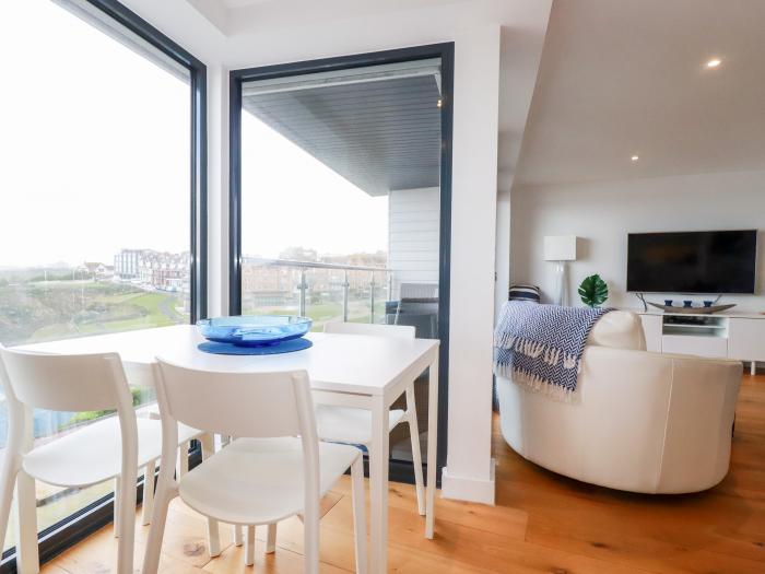 Towan Penthouse, is in Newquay, Cornwall. Third-floor apartment overlooking the coast. Contemporary.