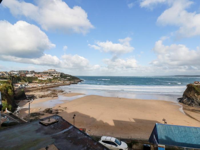 Towan Penthouse, is in Newquay, Cornwall. Third-floor apartment overlooking the coast. Contemporary.