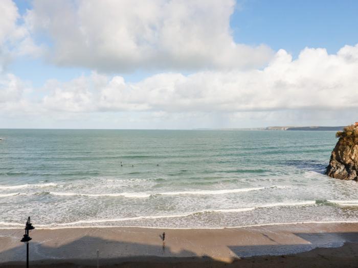 Towan Penthouse, is in Newquay, Cornwall. Third-floor apartment overlooking the coast. Contemporary.