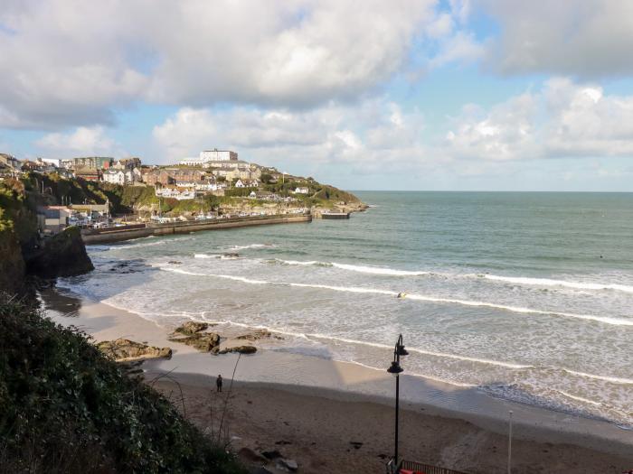 Towan Penthouse, is in Newquay, Cornwall. Third-floor apartment overlooking the coast. Contemporary.