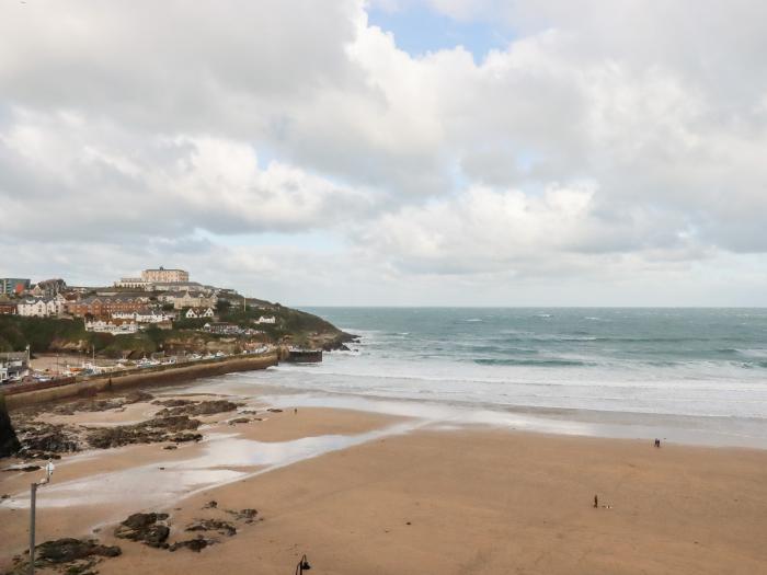 Towan Penthouse, is in Newquay, Cornwall. Third-floor apartment overlooking the coast. Contemporary.