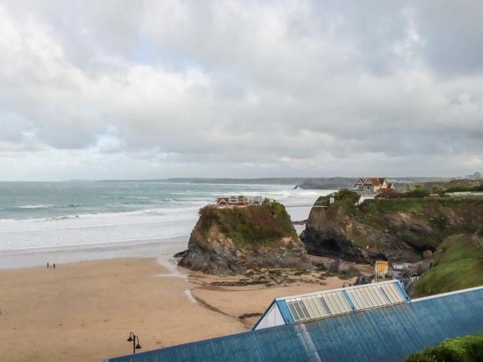 Towan Penthouse, is in Newquay, Cornwall. Third-floor apartment overlooking the coast. Contemporary.