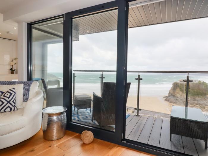 Towan Penthouse, is in Newquay, Cornwall. Third-floor apartment overlooking the coast. Contemporary.