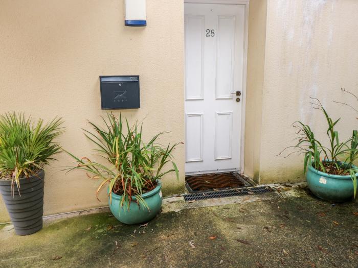 28 Rhodewood House, duplex apartment in Saundersfoot, Pembrokeshire. EV charging. Designated parking