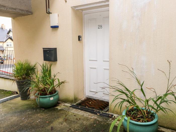 28 Rhodewood House, duplex apartment in Saundersfoot, Pembrokeshire. EV charging. Designated parking