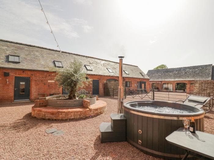 Plough Share, Huntley, Gloucestershire. Barn conversion. Contemporary. Wood-fired hot tub. Two pets.