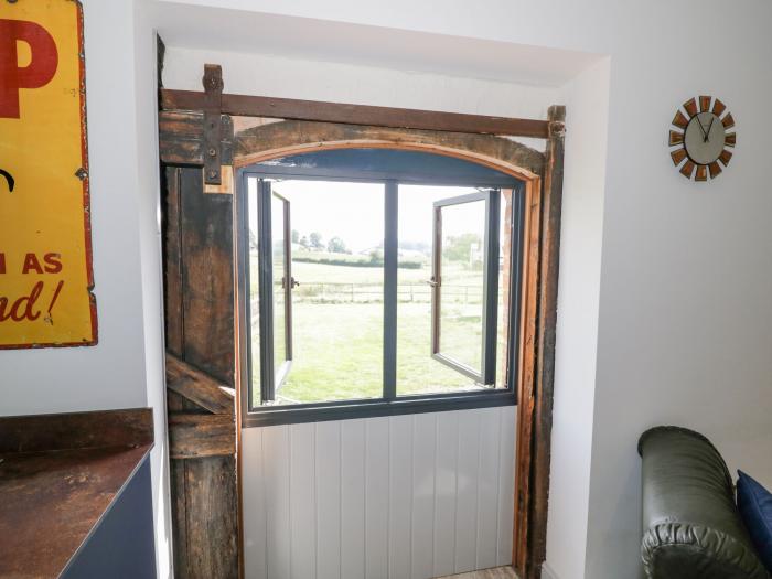 Plough Share, Huntley, Gloucestershire. Barn conversion. Contemporary. Wood-fired hot tub. Two pets.