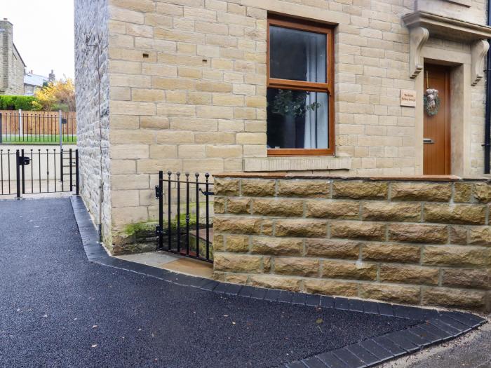 The Robins Holiday Cottage, Haworth, West Yorkshire. Terraced abode just a short walk from amenities