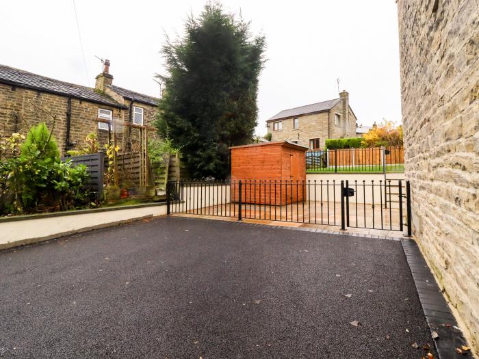 The Robins Holiday Cottage, Haworth, West Yorkshire. Terraced abode just a short walk from amenities