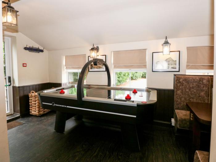 The Five Bells Inn, Upwell, Norfolk. Hot tub. Close to shop and pub. En-suites. Bar.