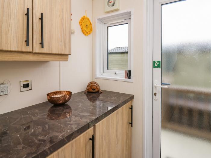 The Retreat nr Llanarth, Ceredigion. Single-storey lodge. Open-plan living. Pet-friendly. Smart TV.