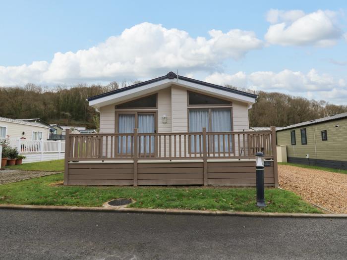 The Retreat nr Llanarth, Ceredigion. Single-storey lodge. Open-plan living. Pet-friendly. Smart TV.