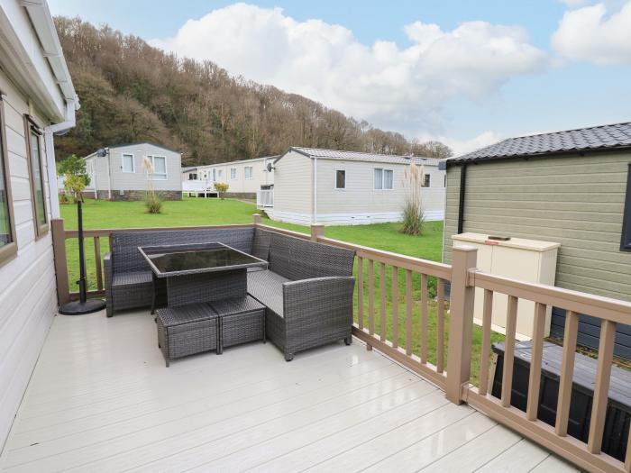 The Retreat nr Llanarth, Ceredigion. Single-storey lodge. Open-plan living. Pet-friendly. Smart TV.