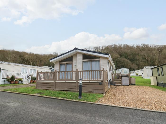 The Retreat nr Llanarth, Ceredigion. Single-storey lodge. Open-plan living. Pet-friendly. Smart TV.