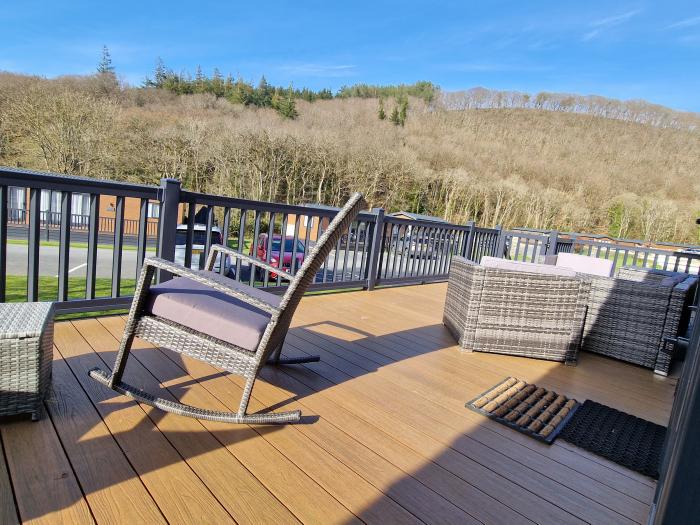 The Ridgeway, Woodlands Lodge Retreat nr Llanarth, Ceredigion. Smart TV. Pet-friendly. Near a beach.