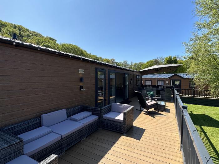 The Ridgeway, Woodlands Lodge Retreat nr Llanarth, Ceredigion. Smart TV. Pet-friendly. Near a beach.