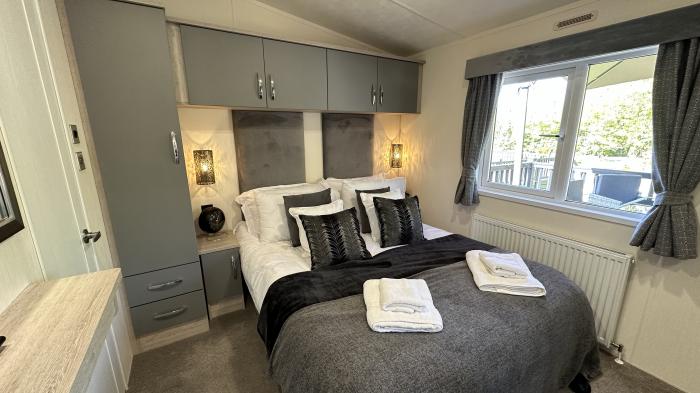 The Ridgeway, Woodlands Lodge Retreat nr Llanarth, Ceredigion. Smart TV. Pet-friendly. Near a beach.