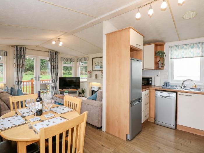 25 Foxburrow Hang, Bradwell nr Belton, Norfolk. Ground-floor living. Near The Broads AONB. Smart TV.