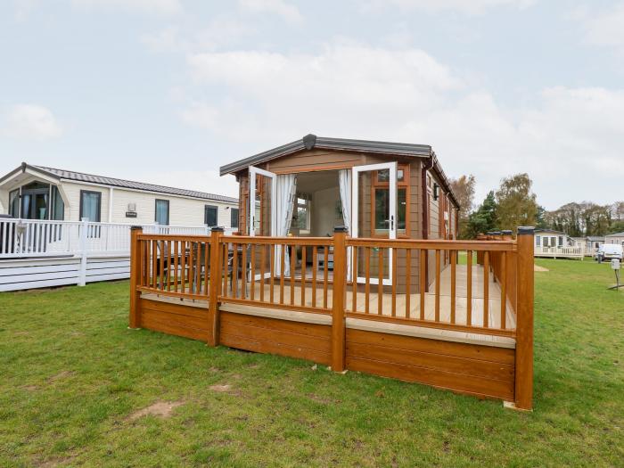 25 Foxburrow Hang, Bradwell nr Belton, Norfolk. Ground-floor living. Near The Broads AONB. Smart TV.