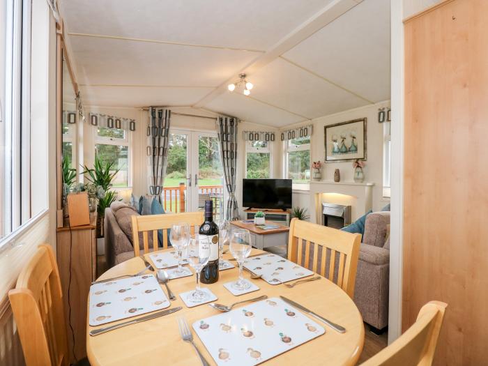 25 Foxburrow Hang, Bradwell nr Belton, Norfolk. Ground-floor living. Near The Broads AONB. Smart TV.