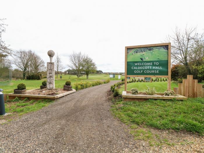 25 Foxburrow Hang, Bradwell nr Belton, Norfolk. Ground-floor living. Near The Broads AONB. Smart TV.