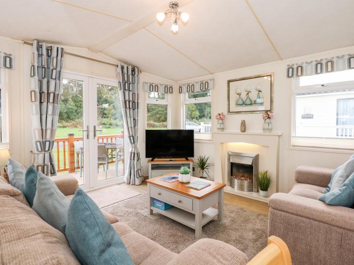 25 Foxburrow Hang, Bradwell nr Belton, Norfolk. Ground-floor living. Near The Broads AONB. Smart TV.