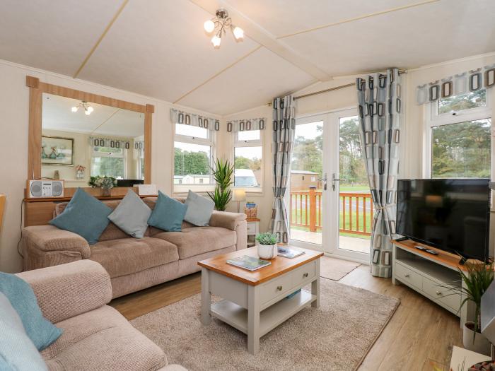 25 Foxburrow Hang, Bradwell nr Belton, Norfolk. Ground-floor living. Near The Broads AONB. Smart TV.