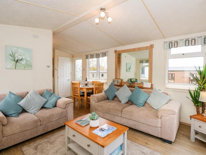 25 Foxburrow Hang, Bradwell nr Belton, Norfolk. Ground-floor living. Near The Broads AONB. Smart TV.