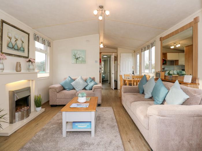 25 Foxburrow Hang, Bradwell nr Belton, Norfolk. Ground-floor living. Near The Broads AONB. Smart TV.