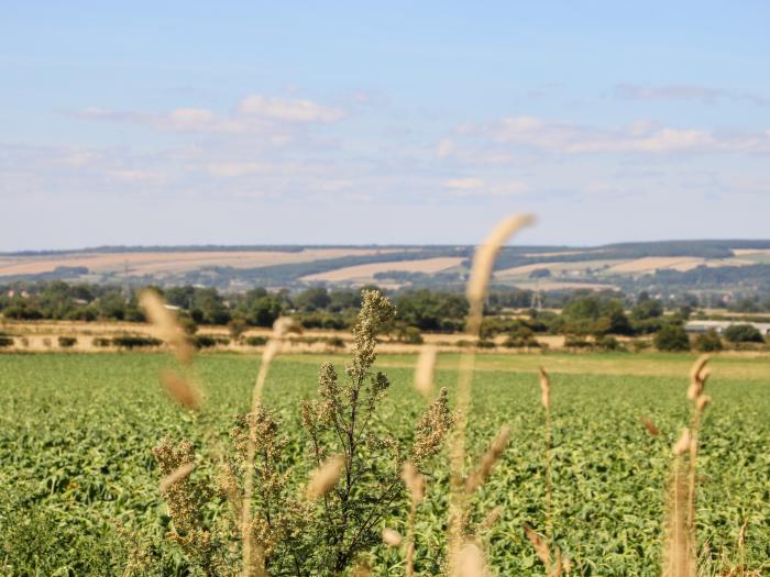 Tortworth Lodge, Heslerton near Sherburn, North Yorkshire. Hot tub. Near AONB and National Park. TV.