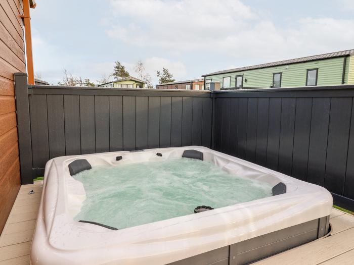 Tortworth Lodge, Heslerton near Sherburn, North Yorkshire. Hot tub. Near AONB and National Park. TV.