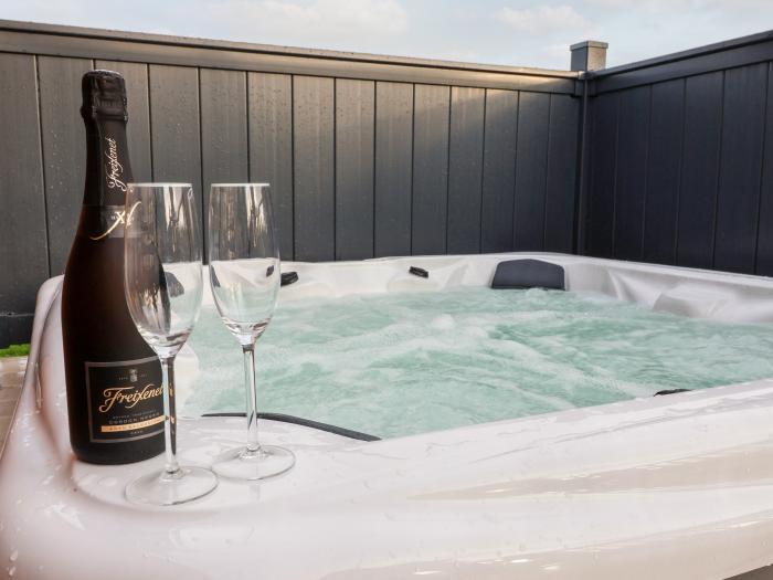 Tortworth Lodge, Heslerton near Sherburn, North Yorkshire. Hot tub. Near AONB and National Park. TV.