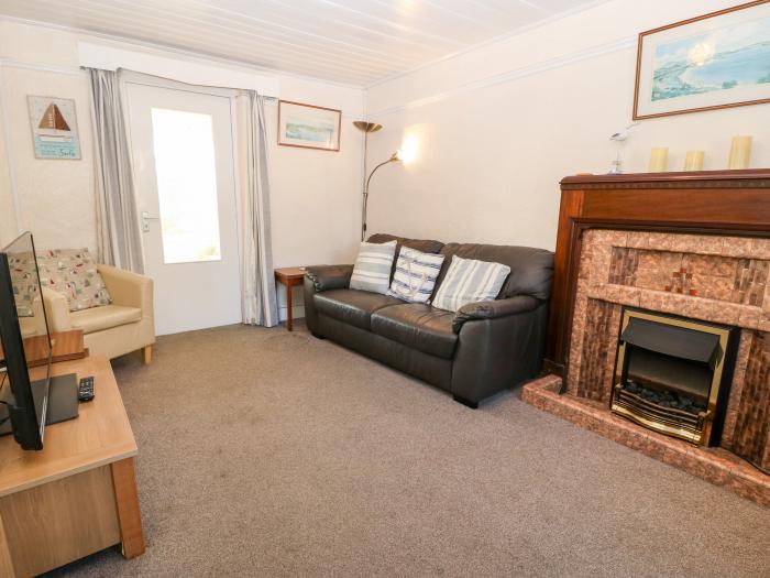 2 Bryn Hyfryd, Abersoch, Gwynedd. Near a shop, pub and beach. Pet-friendly. Smart TV. Electric fire.