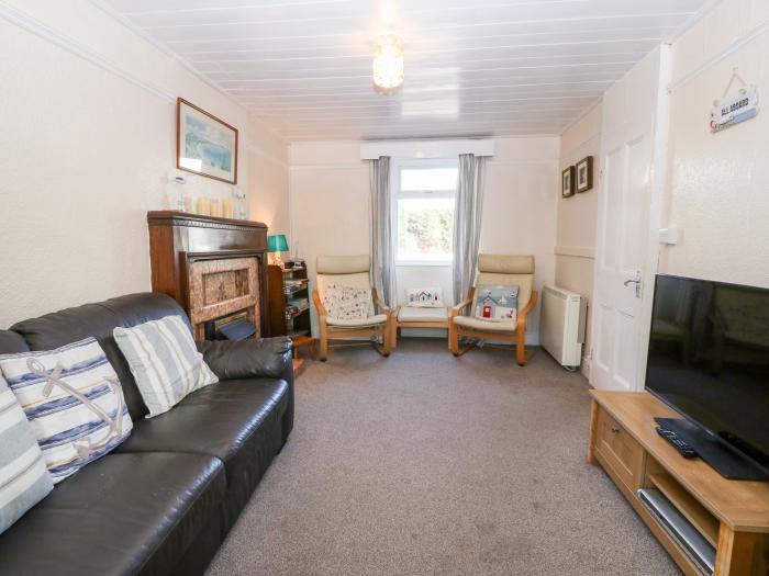 2 Bryn Hyfryd, Abersoch, Gwynedd. Near a shop, pub and beach. Pet-friendly. Smart TV. Electric fire.