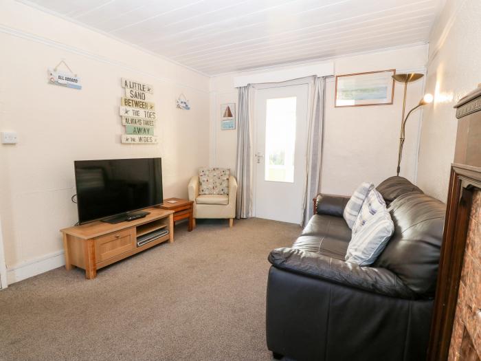 2 Bryn Hyfryd, Abersoch, Gwynedd. Near a shop, pub and beach. Pet-friendly. Smart TV. Electric fire.