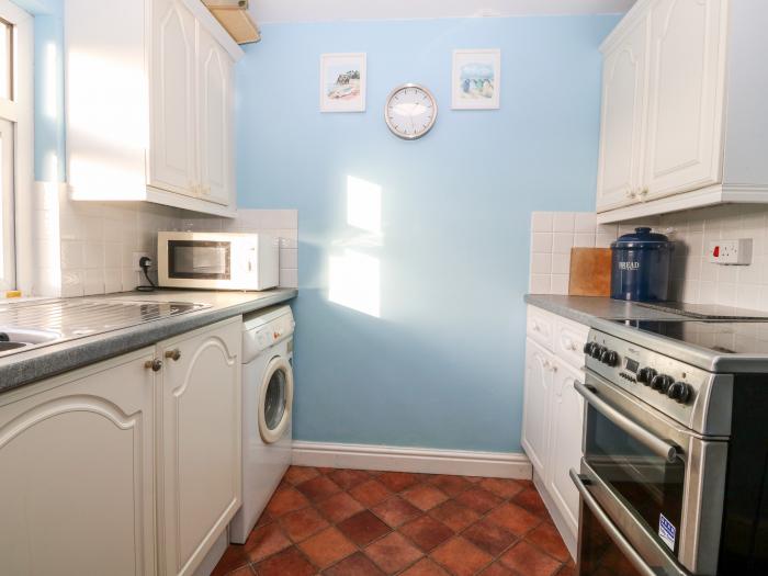 2 Bryn Hyfryd, Abersoch, Gwynedd. Near a shop, pub and beach. Pet-friendly. Smart TV. Electric fire.