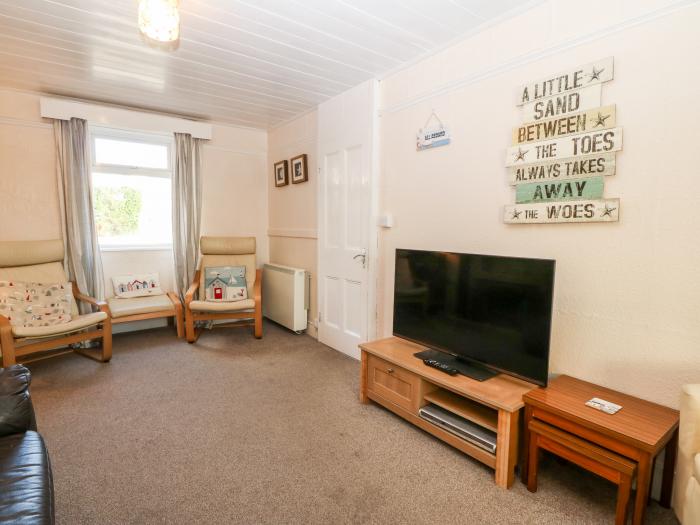 2 Bryn Hyfryd, Abersoch, Gwynedd. Near a shop, pub and beach. Pet-friendly. Smart TV. Electric fire.