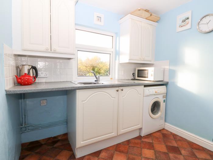 2 Bryn Hyfryd, Abersoch, Gwynedd. Near a shop, pub and beach. Pet-friendly. Smart TV. Electric fire.