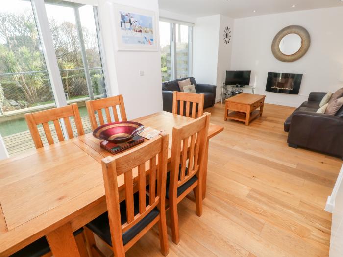 Ocean View, St Ives, Cornwall. Close amenities and a beach. Ground-floor living. Sea views. Balcony.